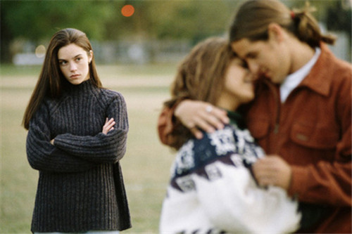 男朋友劈腿我该如何调整心态,男朋友劈腿了想前任怎么办