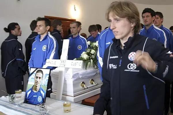 将好友穿在胸前8年，因为这里是离心最近的位置！