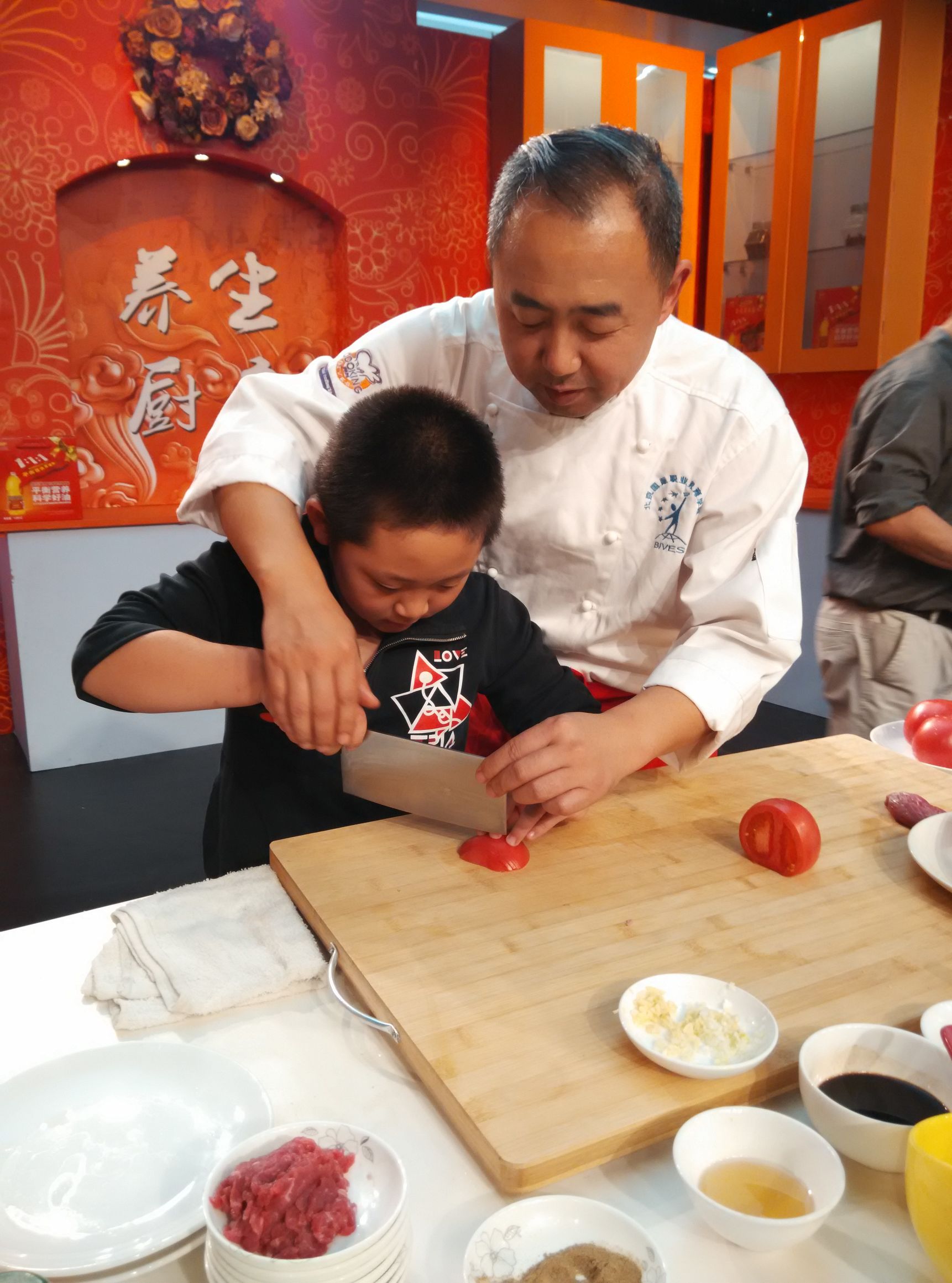 小小厨师成长记300字作文,新学员学厨师切菜教学