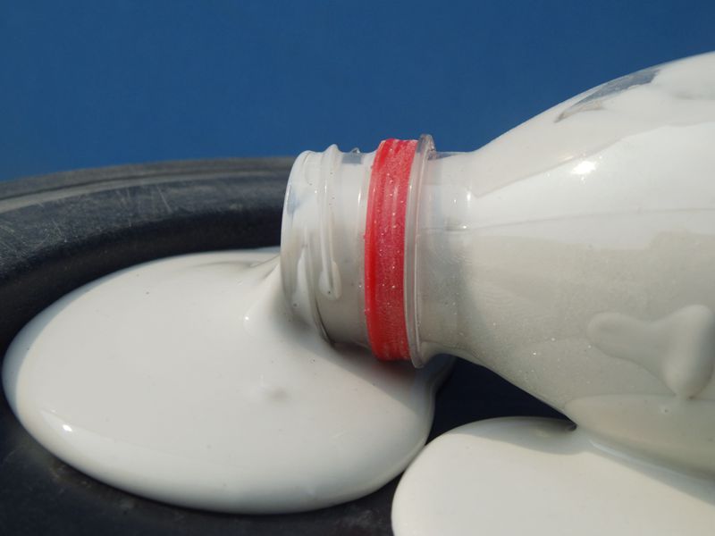 白乳胶能粘马桶底边吗,白乳胶是用来粘什么材料的