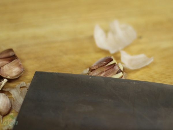 巧剥大蒜，哪种又快又完整不伤手？别再争议，看看亲测得出的结论