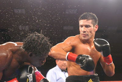 垂下双臂依然让对手血溅五步，阿根廷探戈杀手拳风华丽完爆梅威瑟