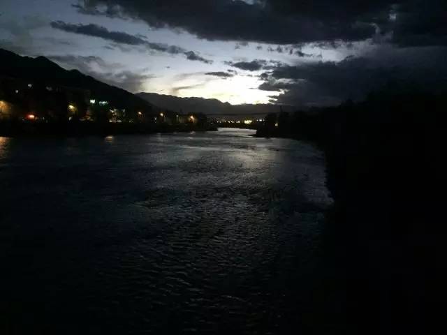 日照有什么好玩的地方,日照金山