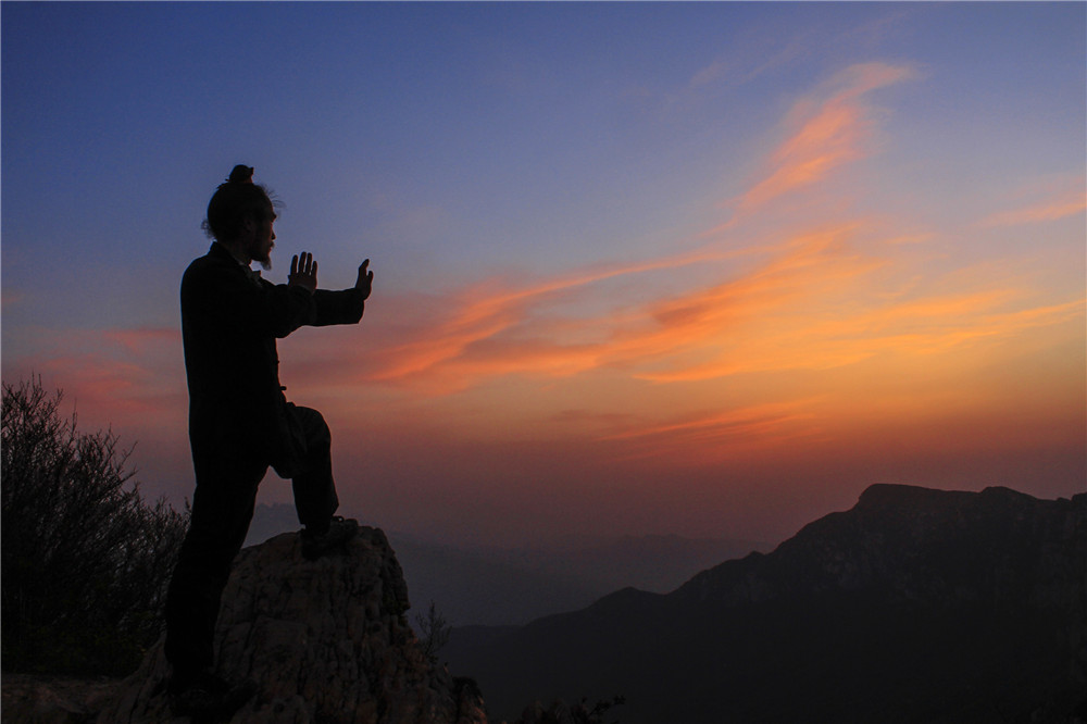 80后小伙隐居嵩山最高峰8年,怎么做到的?|豫记