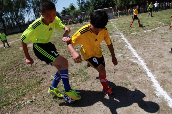 爱心企业捐赠物资圆孩子们足球梦