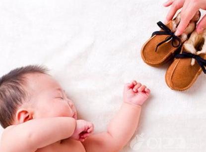 怎么给宝宝选合适脚码的鞋子,宝宝小脚丫适合穿什么鞋