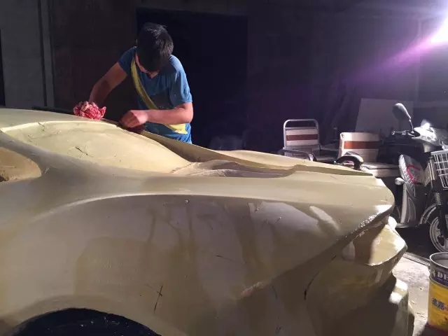 5名本科生，每天只睡6小时，1辆电动轿跑真车，惊艳全场