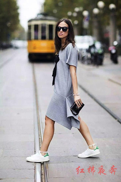 粉色运动半身裙套装搭配什么鞋子,裙子搭配什么球鞋好看