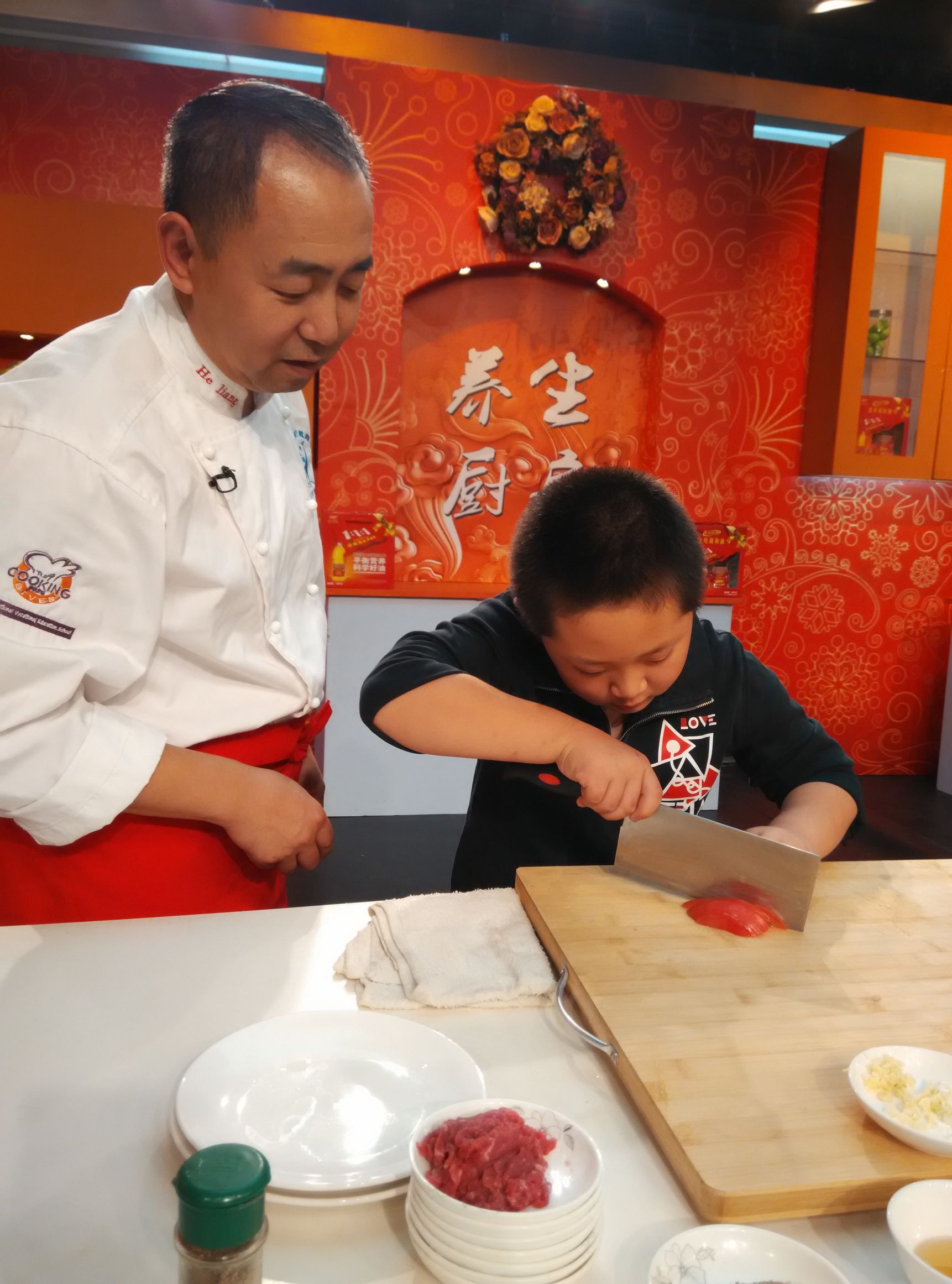 小小厨师成长记300字作文,新学员学厨师切菜教学