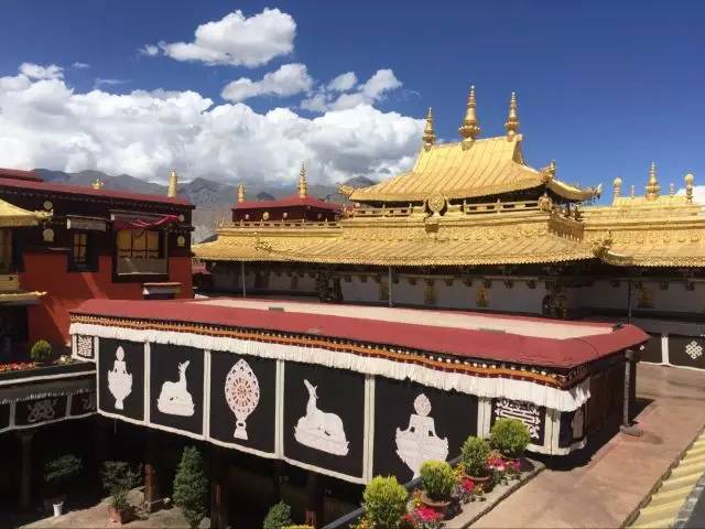 日照有什么好玩的地方,日照金山