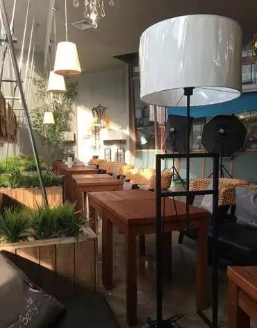 漫步在静谧的小巷里,漫步在青石板小巷吹着晚风