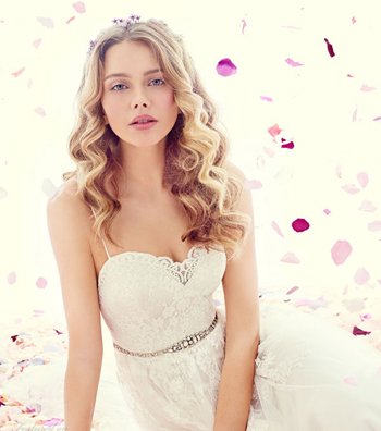 胖人婚纱照怎样做发型才显脸小？15款婚纱照发型