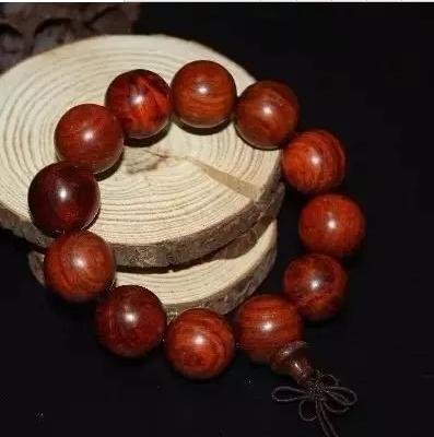 彩色宝石有裂纹是什么原因,宝石里面有裂痕和棉絮怎么回事