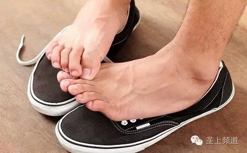 男子去洗浴中心染上疾病,男子去洗脚感染脚气