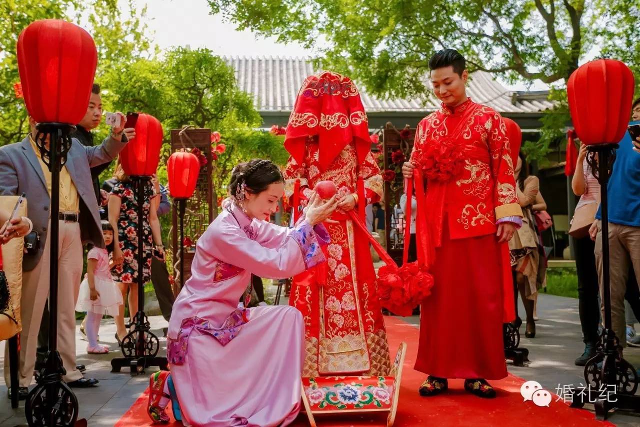 分毫不差按清朝老北京规矩结婚新郎三支箭射向端庄典雅新娘