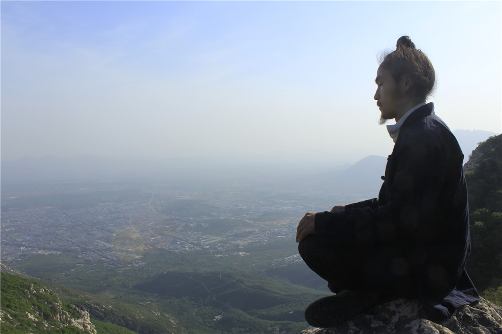 80后小伙隐居嵩山最高峰8年,怎么做到的?|豫记