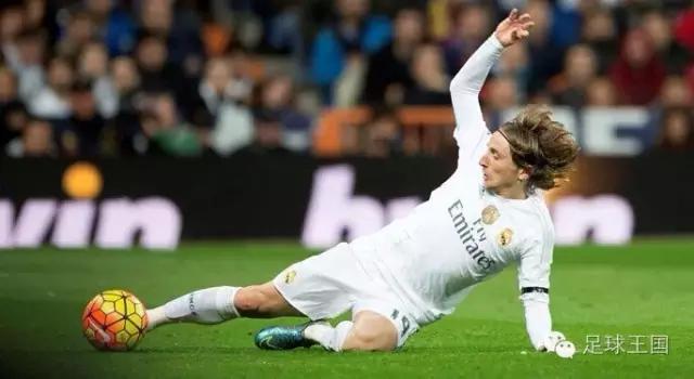 绝对巨星齐达内完整版,天下足球绝对巨星莫德里奇