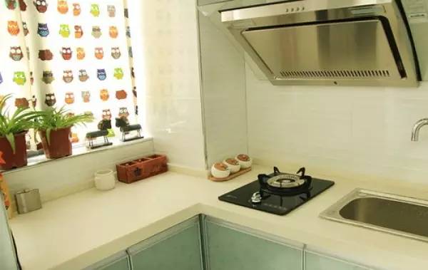 90后妹子花1万元改造出租房 (90后出租房改造图)