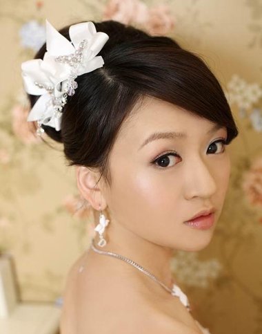 胖人婚纱照怎样做发型才显脸小？15款婚纱照发型