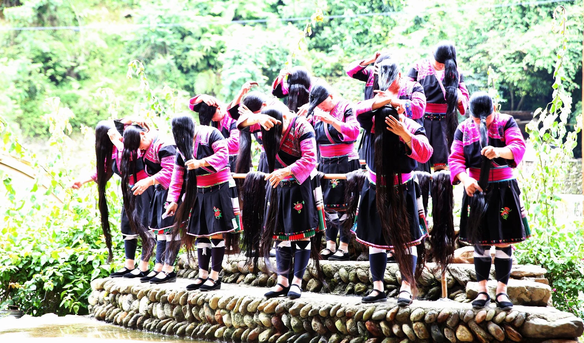 长发村红瑶淘米水洗发水直播,天下第一长发村用什么洗头发