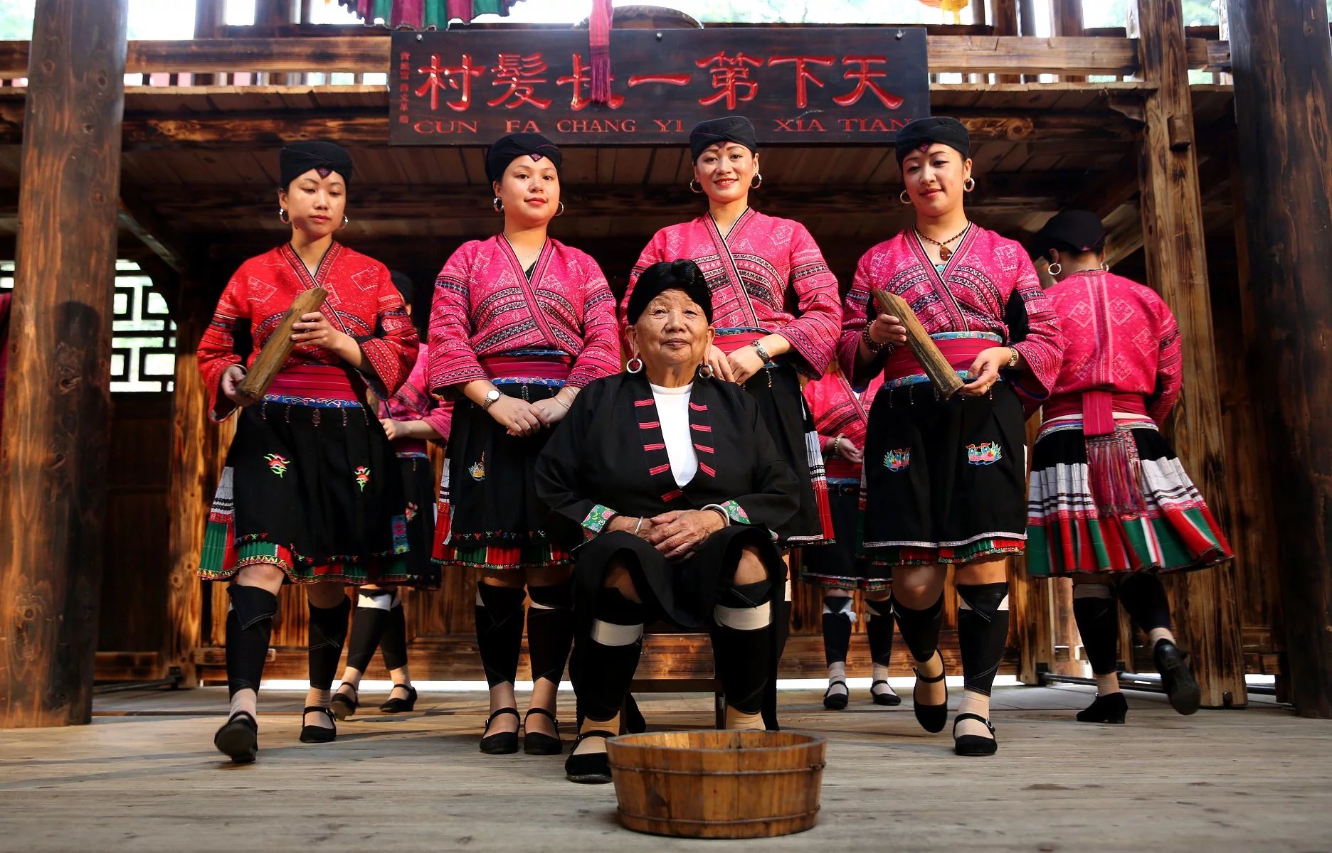 长发村红瑶淘米水洗发水直播,天下第一长发村用什么洗头发