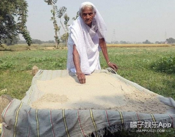 「HolyShit」吃沙成瘾!78岁老太15岁开始吃沙子,一吃就是63年!