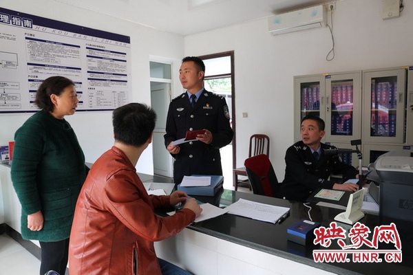 潢川民警刘花宁:小小户籍警心系千万家