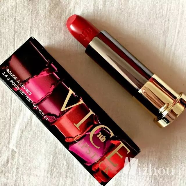 现在的美妆品的名字太太太太少儿不宜了,“一丝不挂”、“事后清晨”、Sex-Proof……