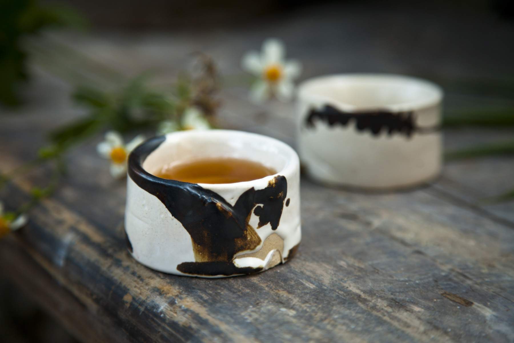 喝完茶口干口苦是什么原因,喝完茶口干舌燥喉咙痒