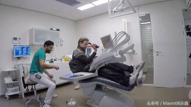 假装双胞胎｜脖子上栓“贞操带”，72小时一起约会睡觉，上厕所！