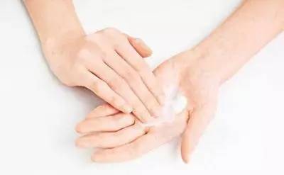 大姨妈弄床单上隔多久就洗不掉了,大姨妈弄到床单上怎么洗得干净