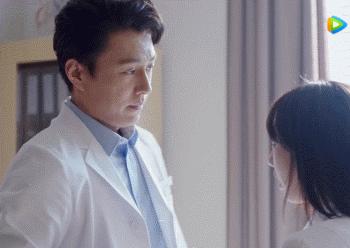 靳东的刘海造型怎么做,靳东做过整形吗