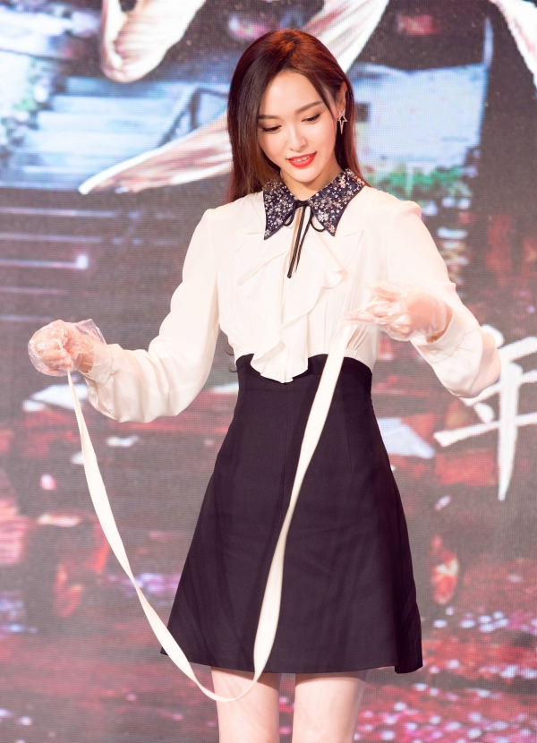 你离娜扎的大长腿，只差了一条高腰裙的距离