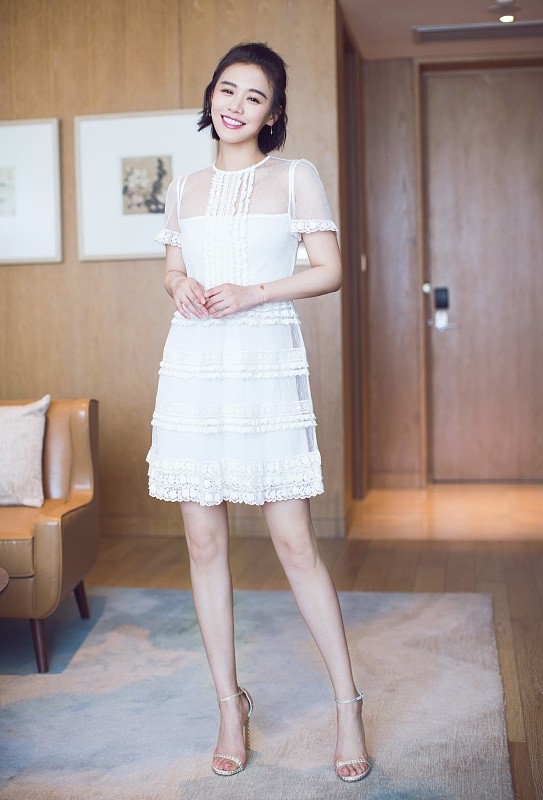 你离娜扎的大长腿，只差了一条高腰裙的距离