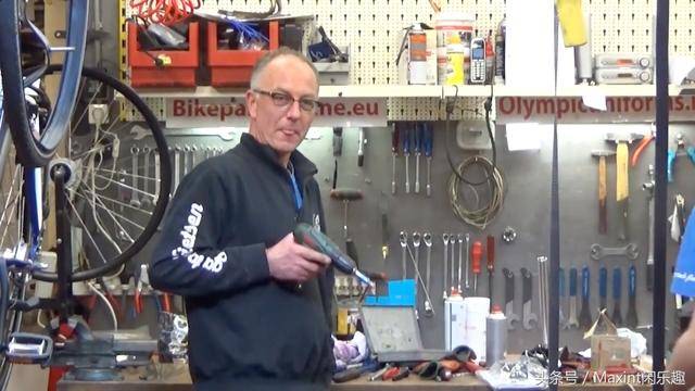 假装双胞胎｜脖子上栓“贞操带”，72小时一起约会睡觉，上厕所！