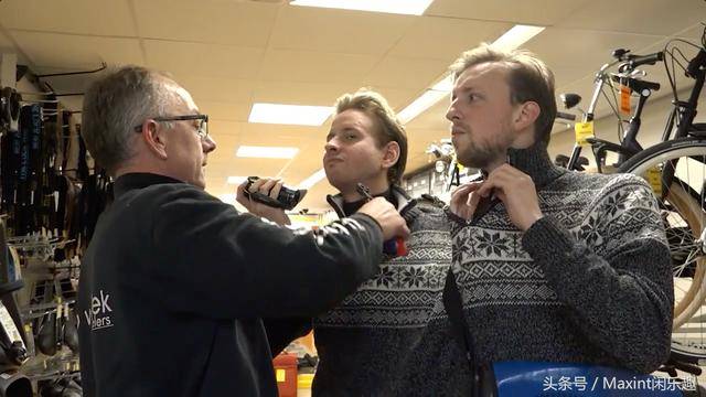 假装双胞胎｜脖子上栓“贞操带”，72小时一起约会睡觉，上厕所！