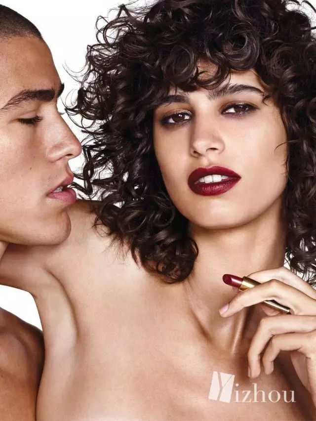 现在的美妆品的名字太太太太少儿不宜了,“一丝不挂”、“事后清晨”、Sex-Proof……