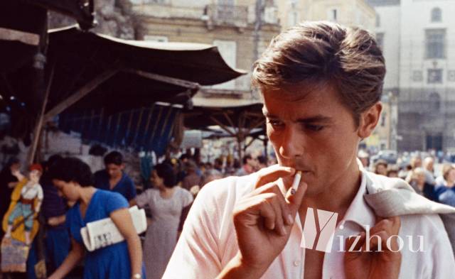 现在的美妆品的名字太太太太少儿不宜了,“一丝不挂”、“事后清晨”、Sex-Proof……