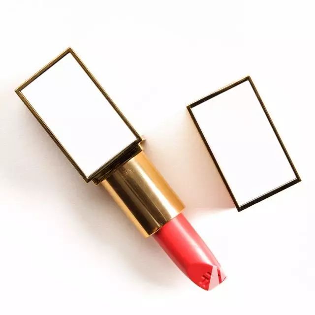 现在的美妆品的名字太太太太少儿不宜了,“一丝不挂”、“事后清晨”、Sex-Proof……