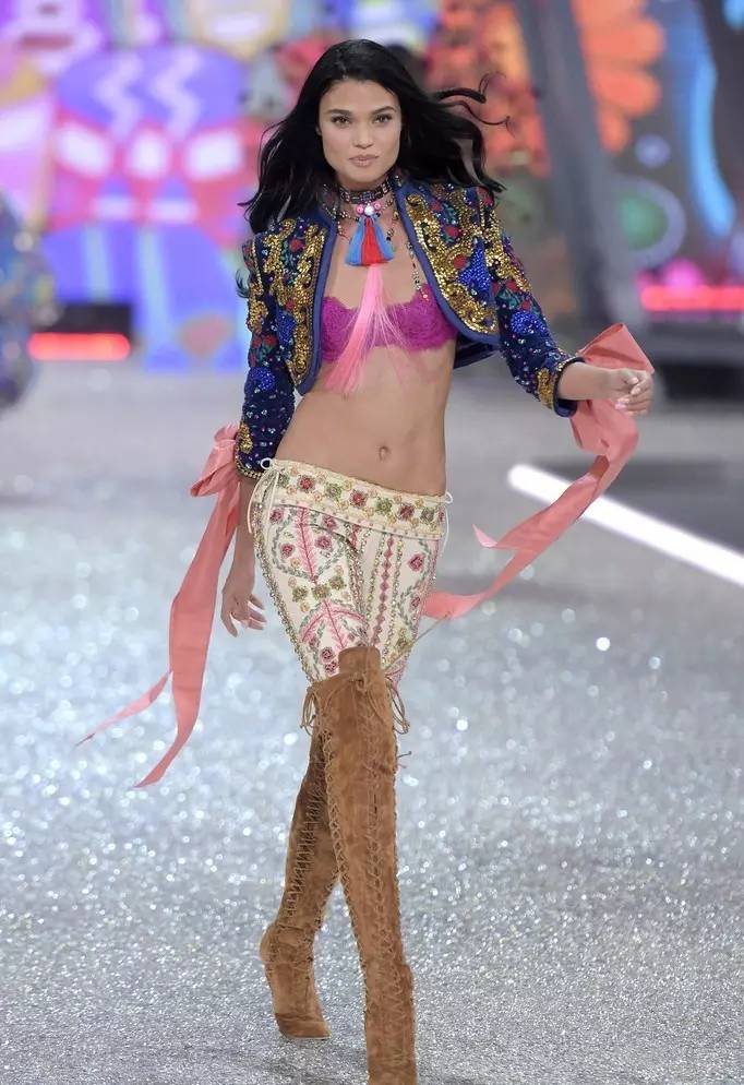 维密秀最震撼的一场俄罗斯超模,2017维密时尚秀现场美照