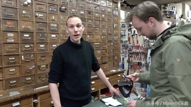 假装双胞胎｜脖子上栓“贞操带”，72小时一起约会睡觉，上厕所！