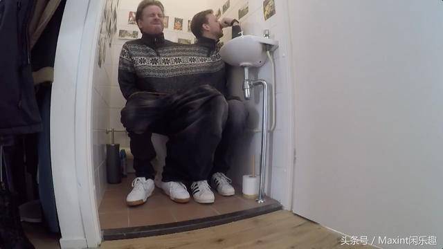 假装双胞胎｜脖子上栓“贞操带”，72小时一起约会睡觉，上厕所！