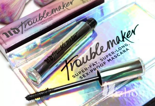 现在的美妆品的名字太太太太少儿不宜了,“一丝不挂”、“事后清晨”、Sex-Proof……