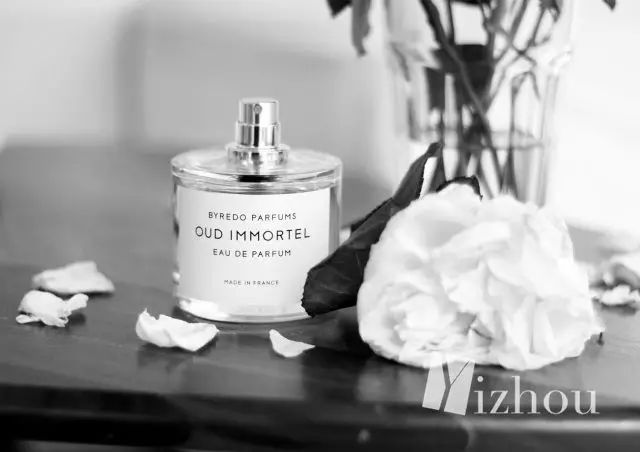 现在的美妆品的名字太太太太少儿不宜了,“一丝不挂”、“事后清晨”、Sex-Proof……