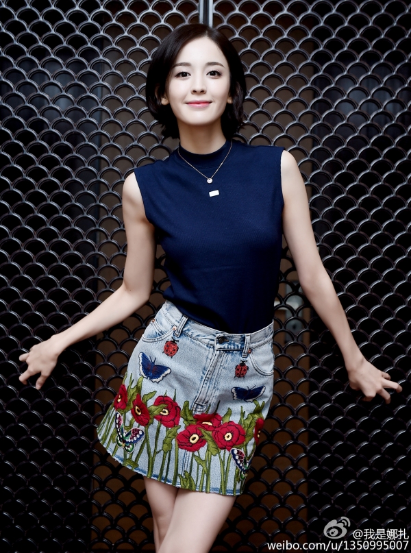 你离娜扎的大长腿，只差了一条高腰裙的距离