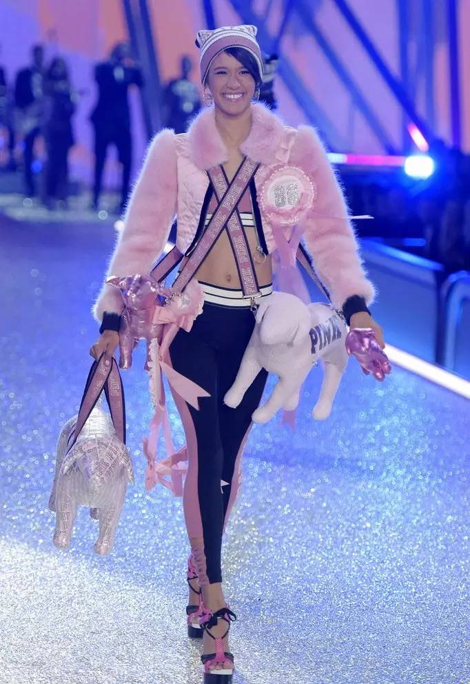 维密秀最震撼的一场俄罗斯超模,2017维密时尚秀现场美照