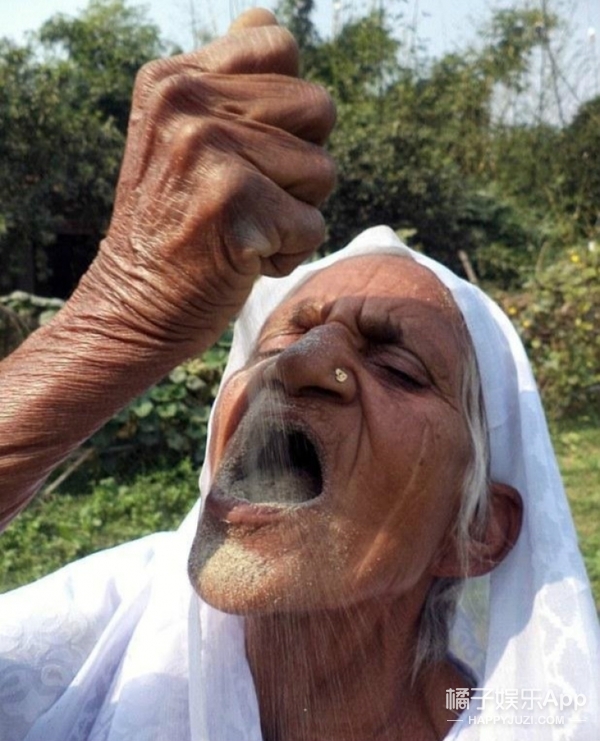 「HolyShit」吃沙成瘾!78岁老太15岁开始吃沙子,一吃就是63年!