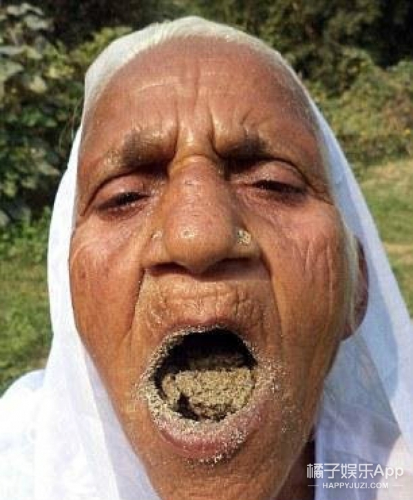 「HolyShit」吃沙成瘾!78岁老太15岁开始吃沙子,一吃就是63年!