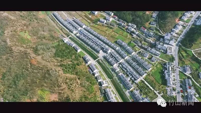 哈了哇，坐在云端往下看，这竟然是竹山啊！