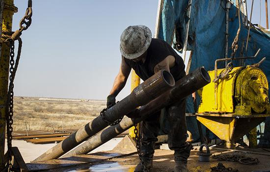 分析师预测金价将继续下跌,美原油期货暴跌原因分析